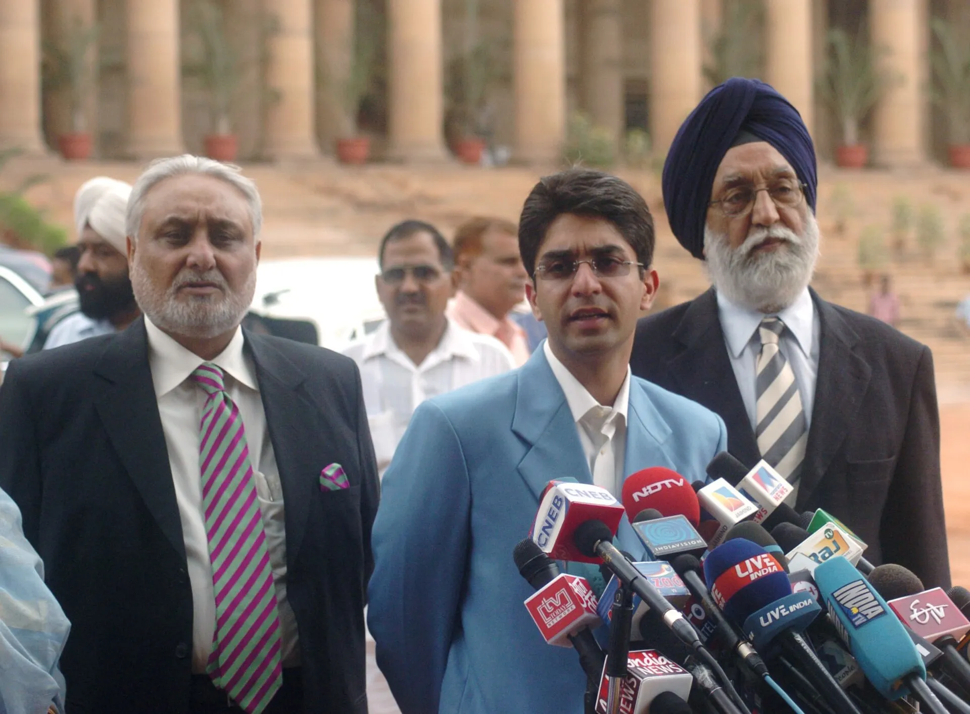 Abhinav Bindra speaking to the media in New Delhi after returning with his Olympic gold, August 2008, with his father beside him