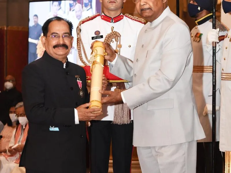 President Ram Nath Kovind presenting the Padma Shri to Aditya Prasad Dash at Rashtrapati Bhavan, 2022