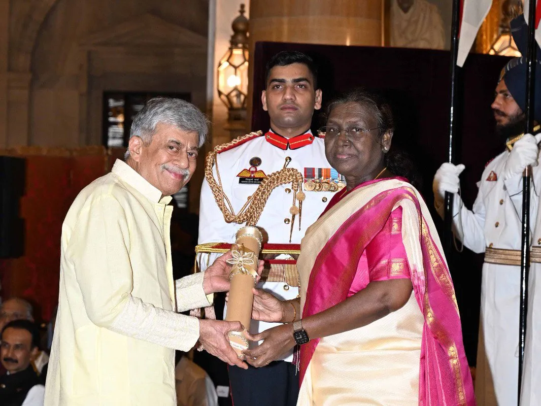 President Droupadi Murmu presenting the Padma Bhushan to Anant Nag at Rashtrapati Bhavan