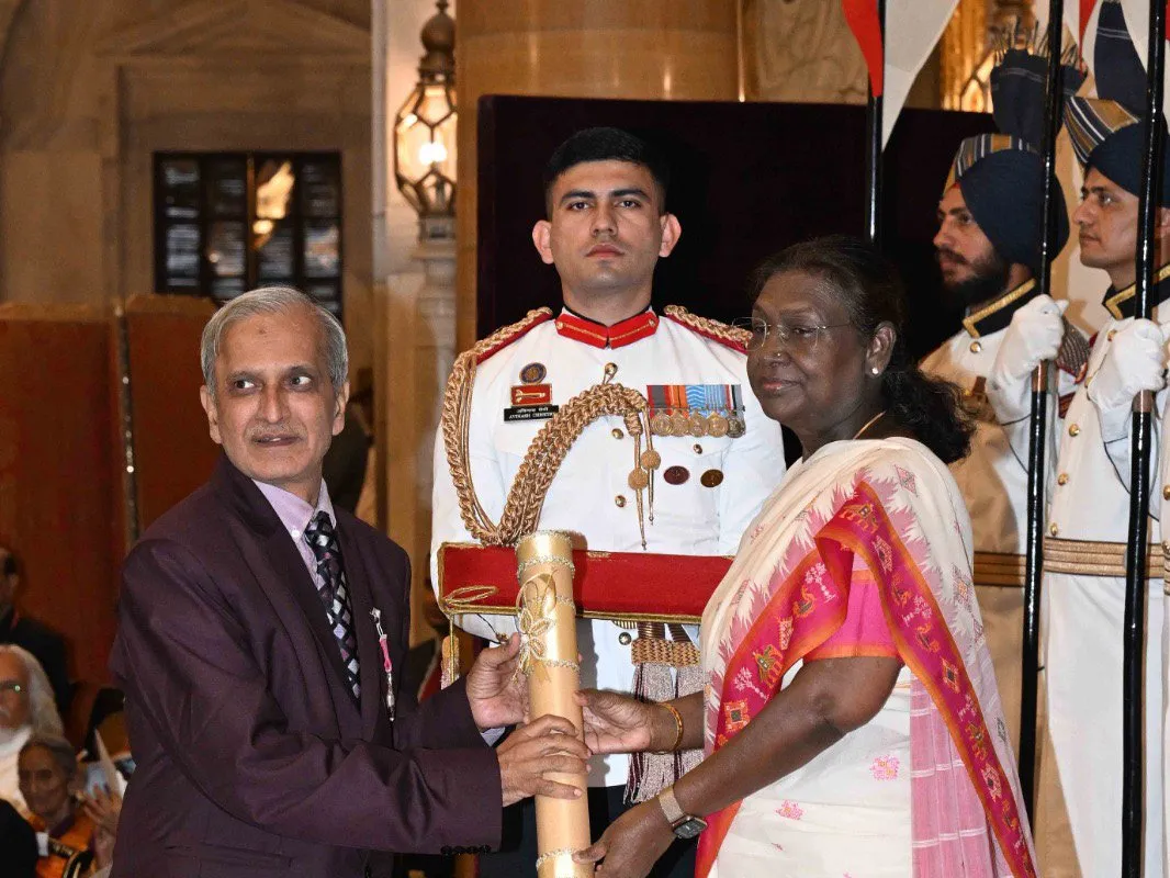 President Droupadi Murmu presenting the Padma Shri to Ashok Kumar Mahapatra at Rashtrapati Bhavan