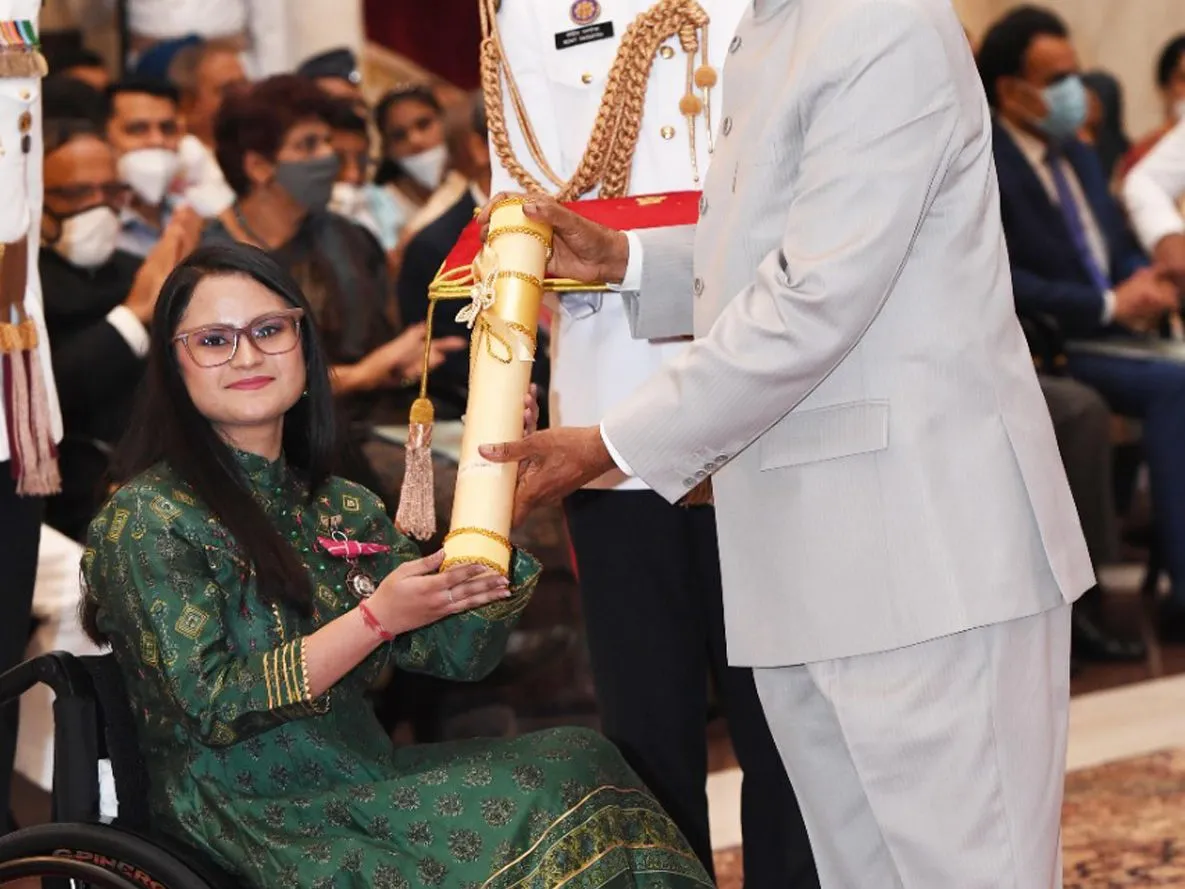 President Ram Nath Kovind presenting the Padma Shri to Avani Lekhara at Rashtrapati Bhavan, 2022