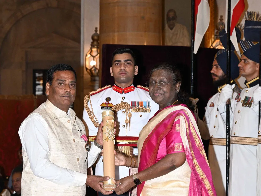 President Droupadi Murmu presenting the Padma Shri to Bhim Singh Bhavesh at Rashtrapati Bhavan
