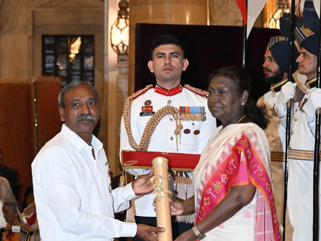 President Droupadi Murmu presenting the Padma Shri to Chaitram Pawar at Rashtrapati Bhavan