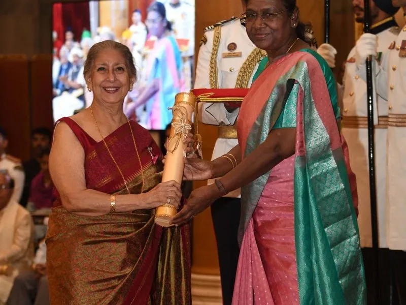 President Droupadi Murmu presenting the Padma Shri to Coomi Nariman Wadia at Rashtrapati Bhavan, 2023