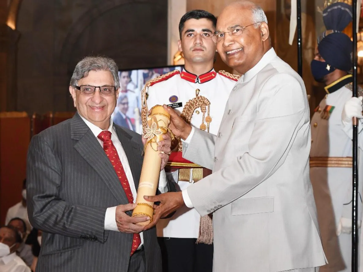 President Ram Nath Kovind presenting the Padma Bhushan to Cyrus Poonawalla at Rashtrapati Bhavan, 2022