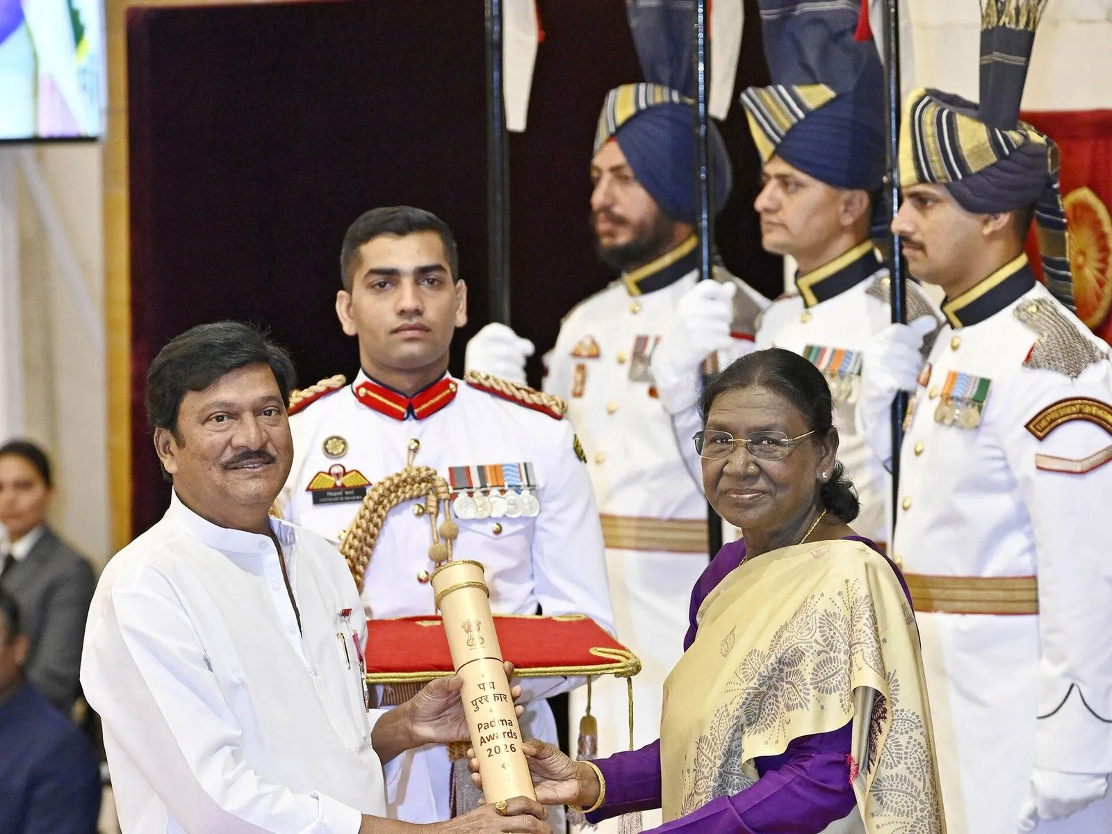 President Droupadi Murmu presenting the Padma Shri to Rajendra Prasad at Rashtrapati Bhavan, 2026