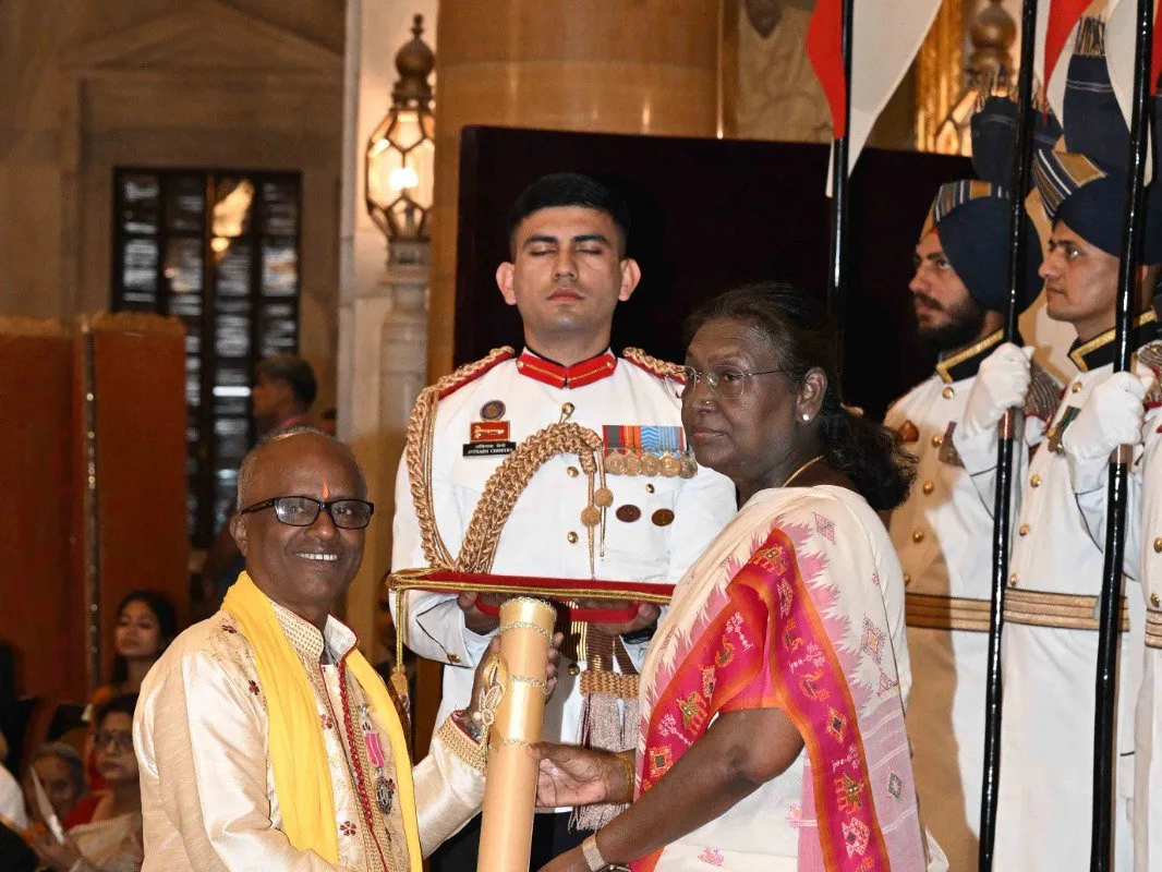 President Droupadi Murmu presenting the Padma Shri to Gokul Chandra Das at Rashtrapati Bhavan
