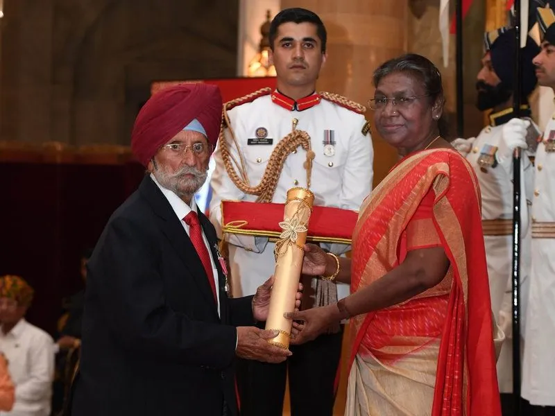 President Droupadi Murmu presenting the Padma Shri to Gurcharan Singh at Rashtrapati Bhavan, 2023
