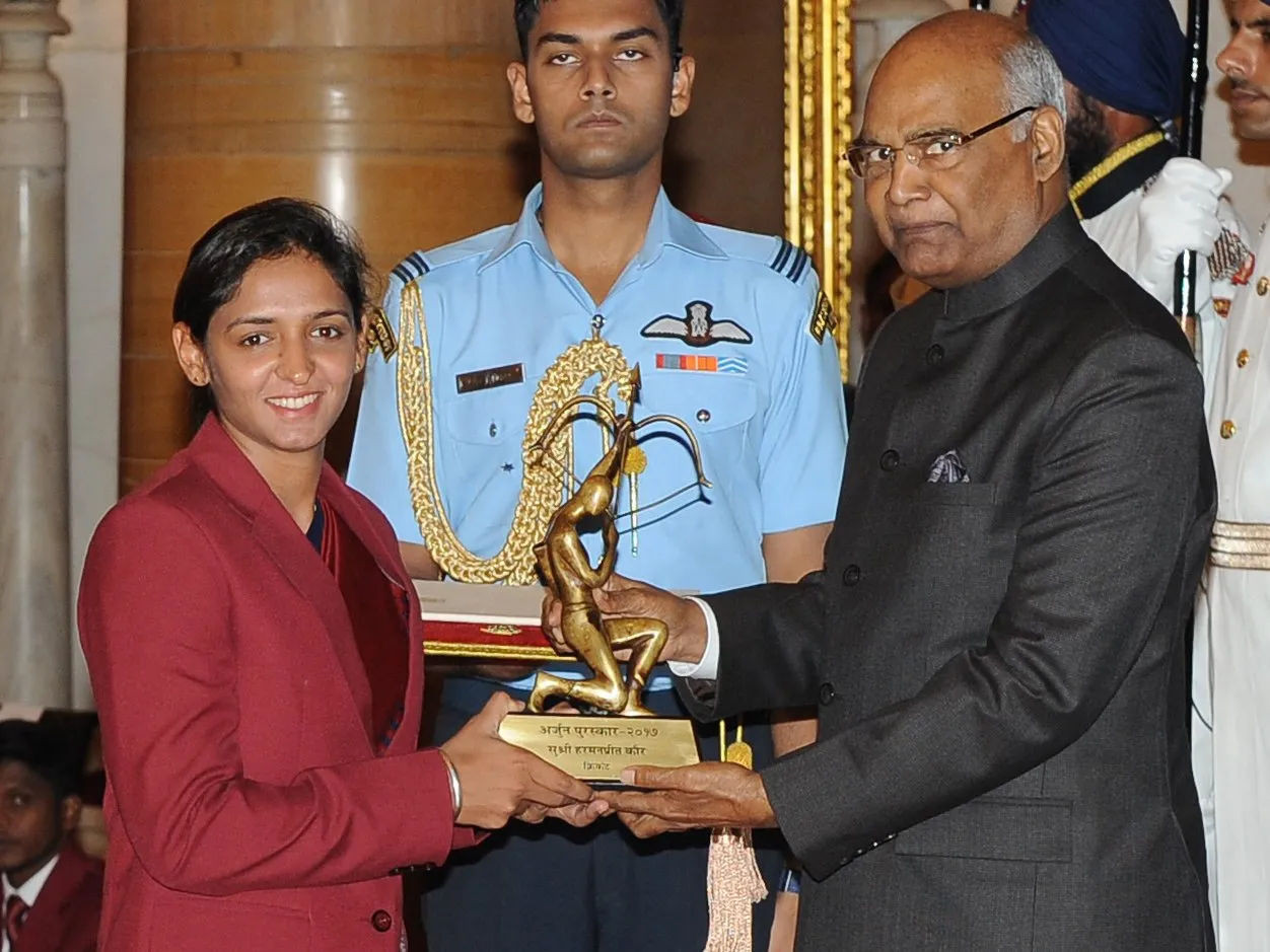 Harmanpreet Kaur receiving the Arjuna Award from President Ram Nath Kovind in 2017