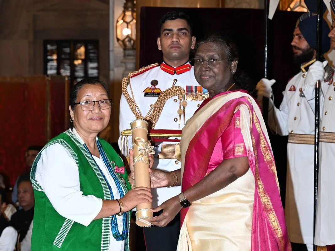 President Droupadi Murmu presenting the Padma Shri to Jumde Yomgam Gamlin at Rashtrapati Bhavan