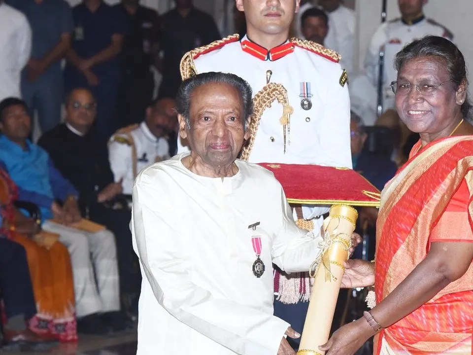 President Droupadi Murmu presenting the Padma Shri to K Kalyanasundaram Pillai at Rashtrapati Bhavan, 2023