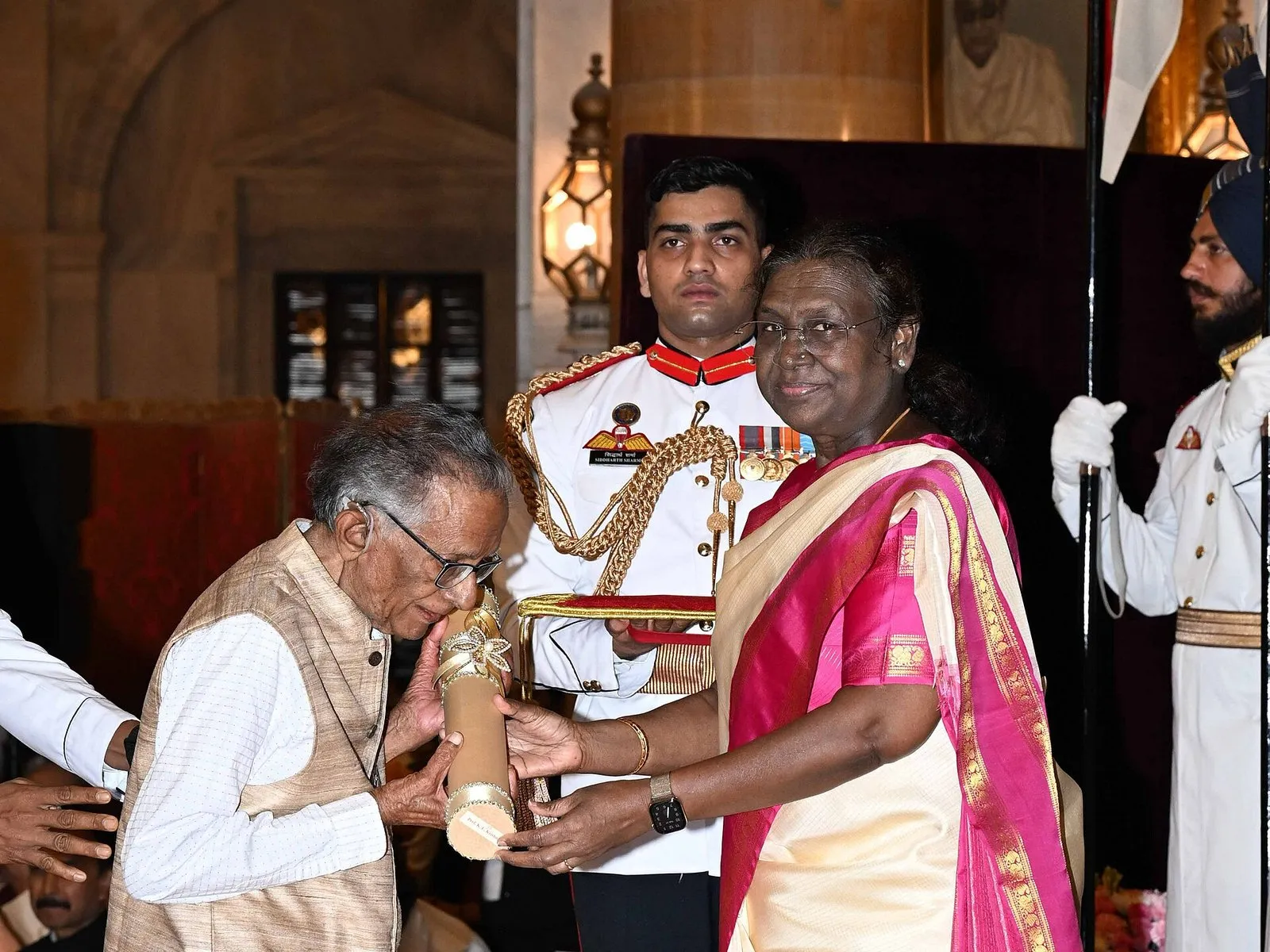 President Droupadi Murmu presenting the Padma Shri to K.L. Krishna at Rashtrapati Bhavan