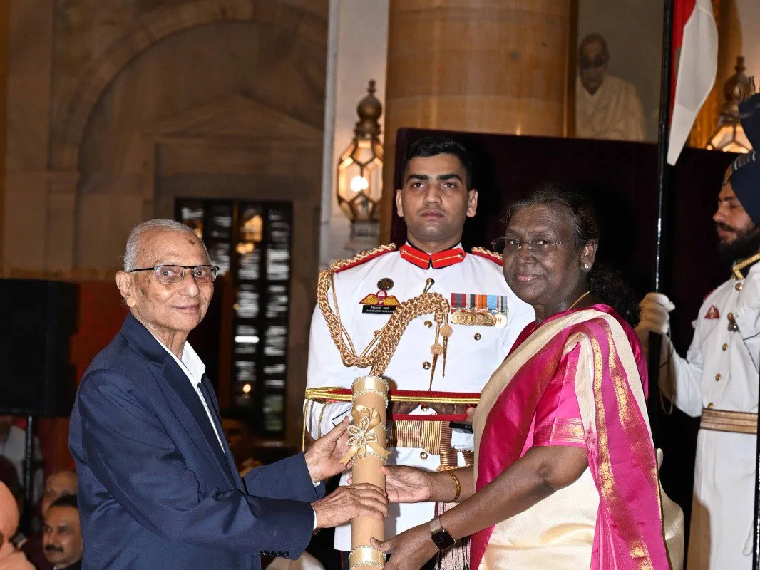 President Droupadi Murmu presenting the Padma Bhushan to K.N. Dikshit at Rashtrapati Bhavan