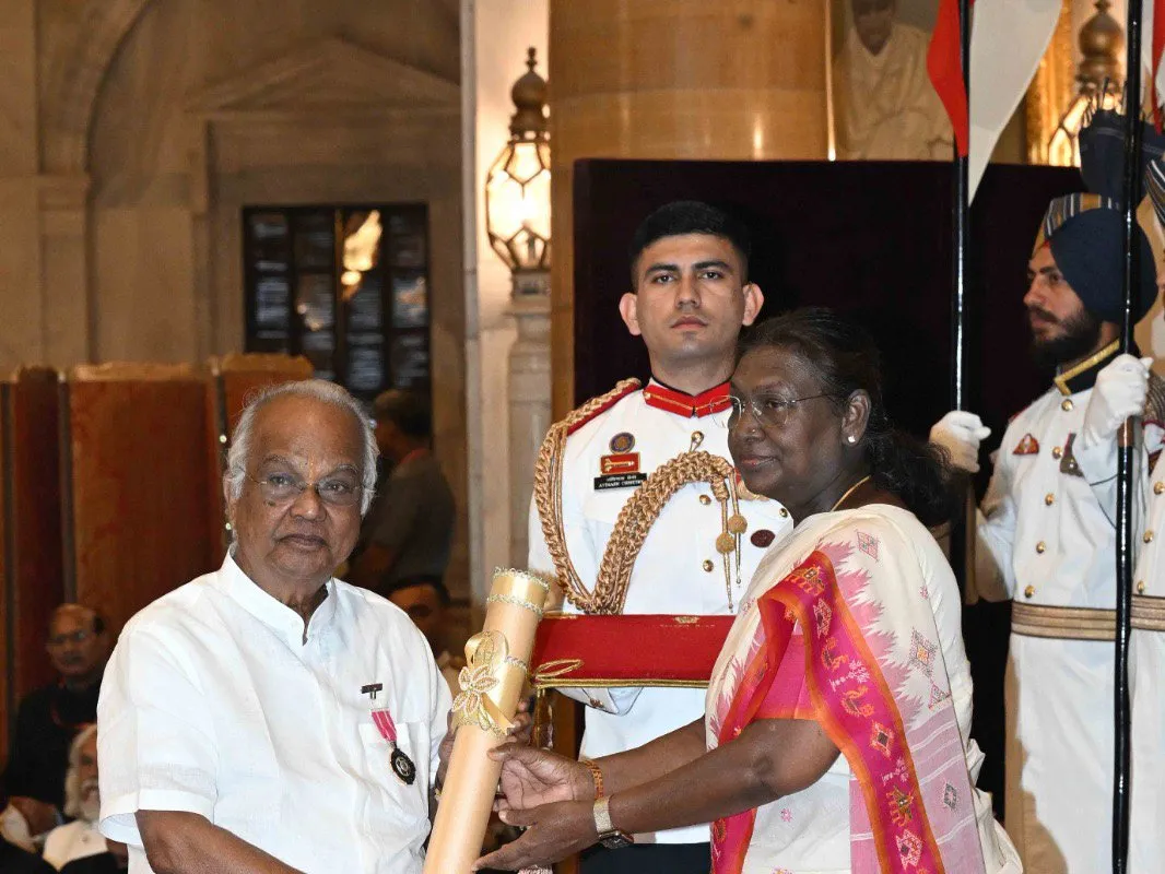 President Droupadi Murmu presenting the Padma Shri to Lakshmipathy Ramasubbaiyer at Rashtrapati Bhavan