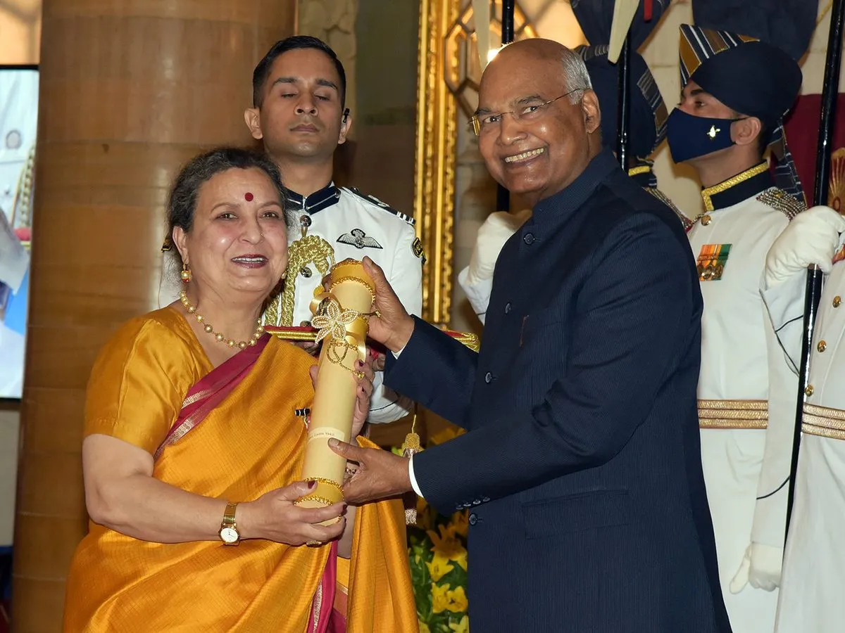 President Ram Nath Kovind presenting the Padma Shri to Lalita Vakil at Rashtrapati Bhavan, 2022