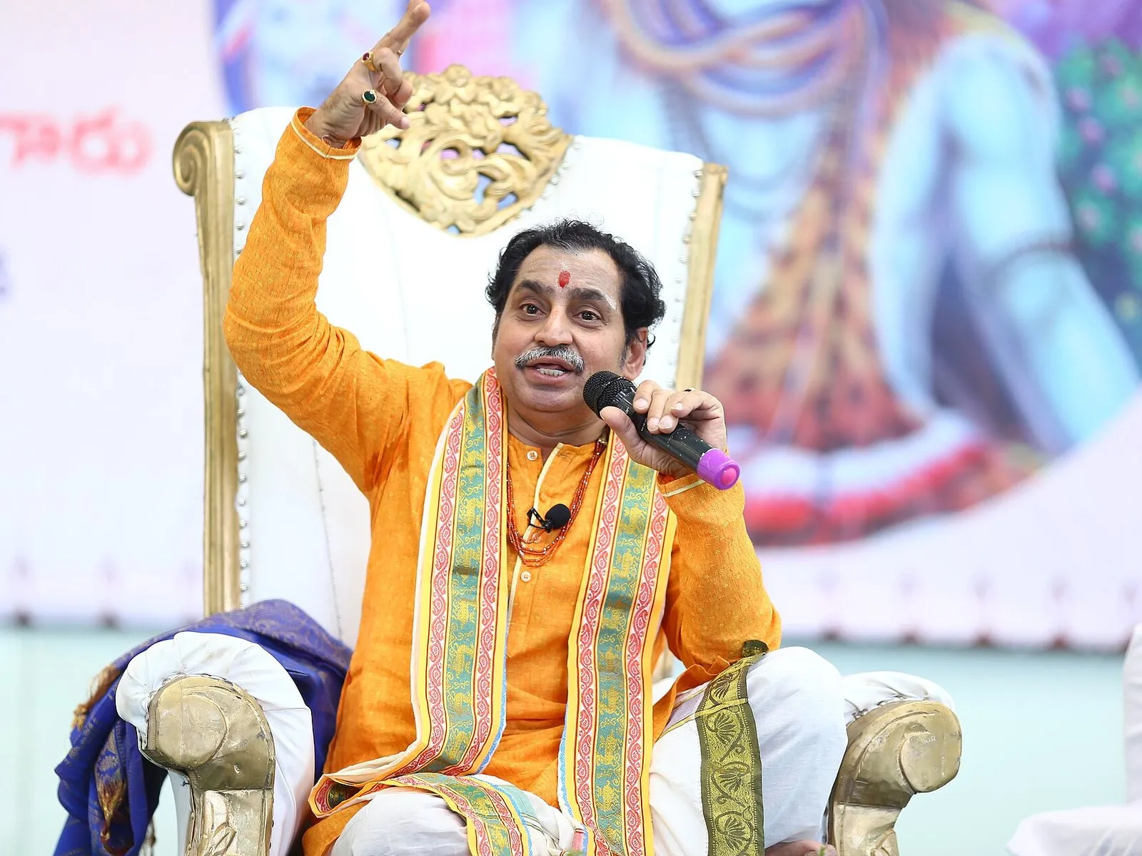 Madugula Nagaphani Sarma speaking at a discourse