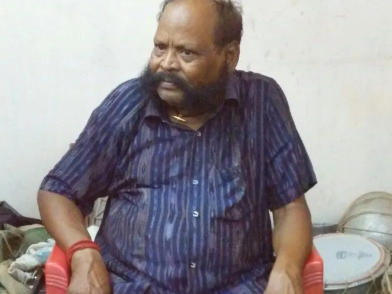 Maguni Charan Kuanr during a puppet show in Kolkata