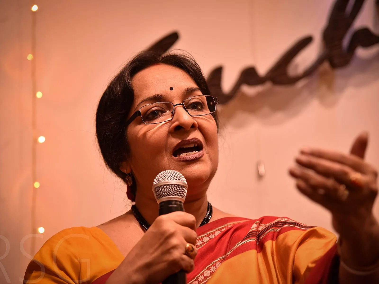 Mamata Shankar speaking at a lecture-demonstration