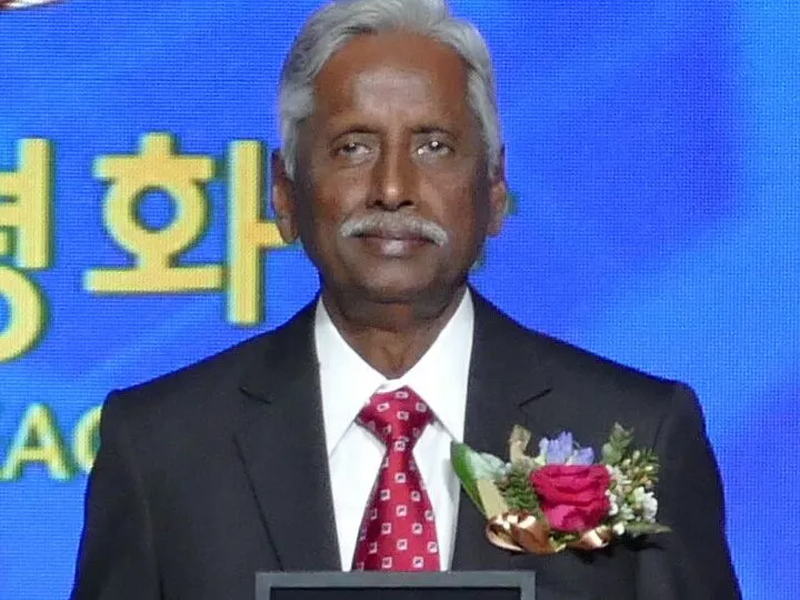 Modadugu Vijay Gupta with the Sunhak Peace Prize, 2015