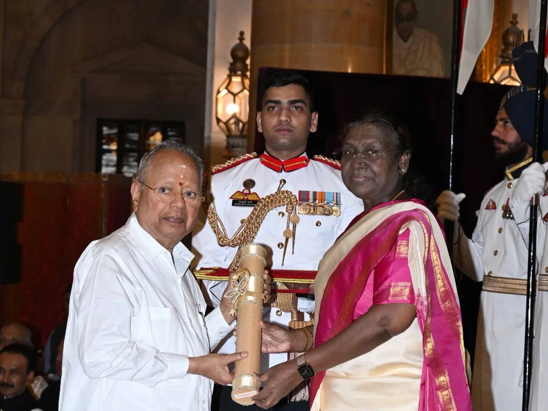 President Droupadi Murmu presenting the Padma Bhushan to Nalli Kuppuswami Chetti at Rashtrapati Bhavan