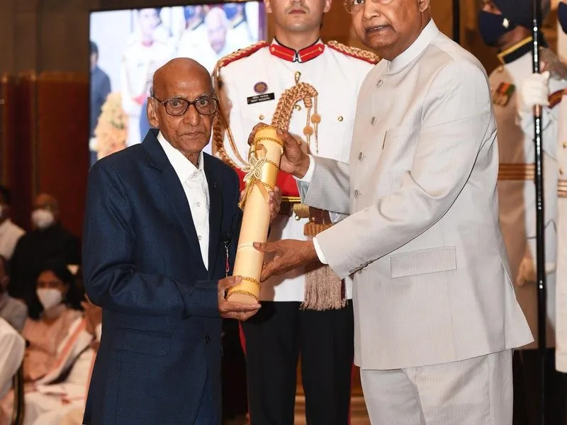 President Ram Nath Kovind presenting the Padma Shri to Narasingha Prasad Guru at Rashtrapati Bhavan, 2022
