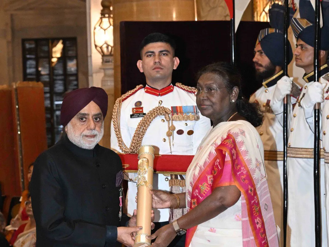 President Droupadi Murmu presenting the Padma Shri to Onkar Singh Pahwa at Rashtrapati Bhavan
