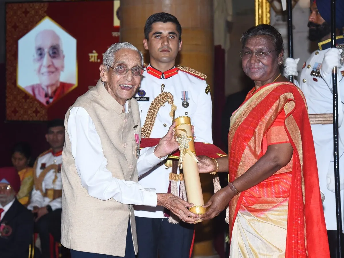 President Droupadi Murmu presenting the Padma Shri to Prakash Chandra Sood at Rashtrapati Bhavan, 2023