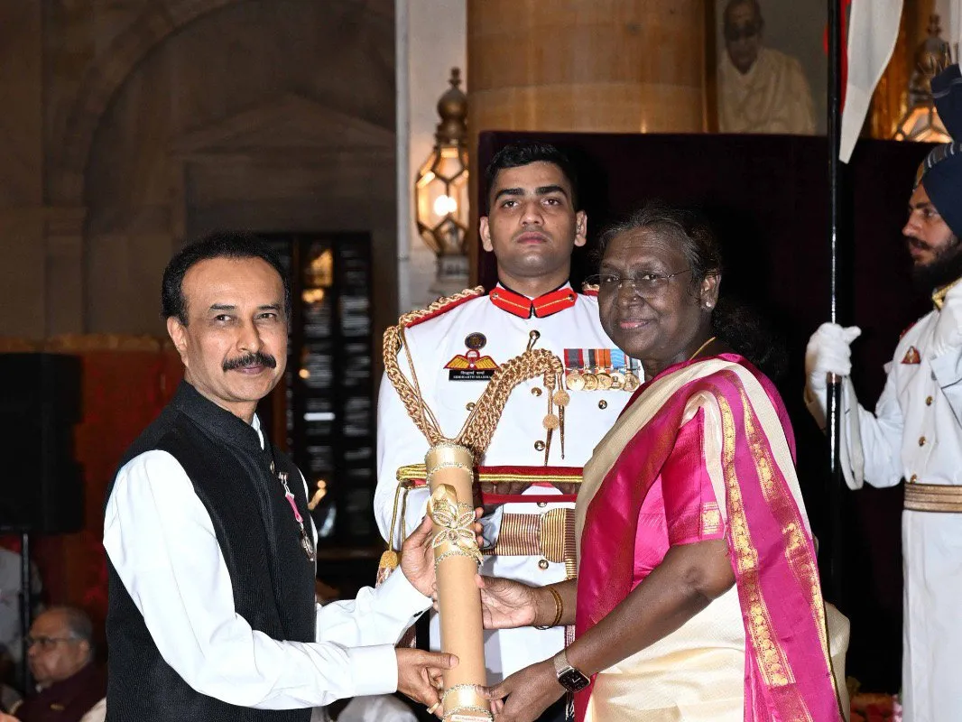 President Droupadi Murmu presenting the Padma Shri to Prashanth Prakash at Rashtrapati Bhavan