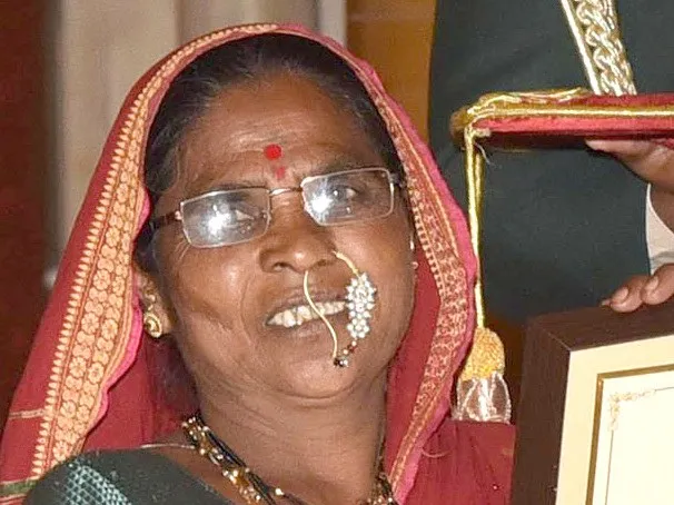 Rahibai Soma Popere holding her Padma Shri certificate, 2019