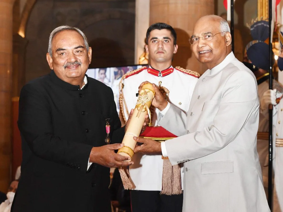 President Ram Nath Kovind presenting the Padma Bhushan to Rajiv Mehrishi at Rashtrapati Bhavan, 2022