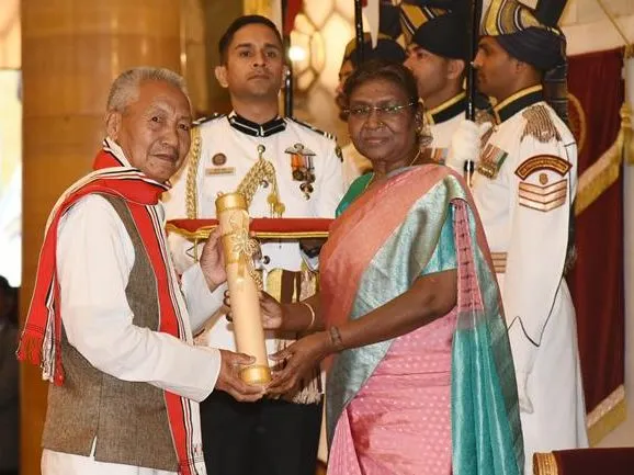 President Droupadi Murmu presenting the Padma Shri to Ramkuiwangbe Jeme Newme at Rashtrapati Bhavan, 2023