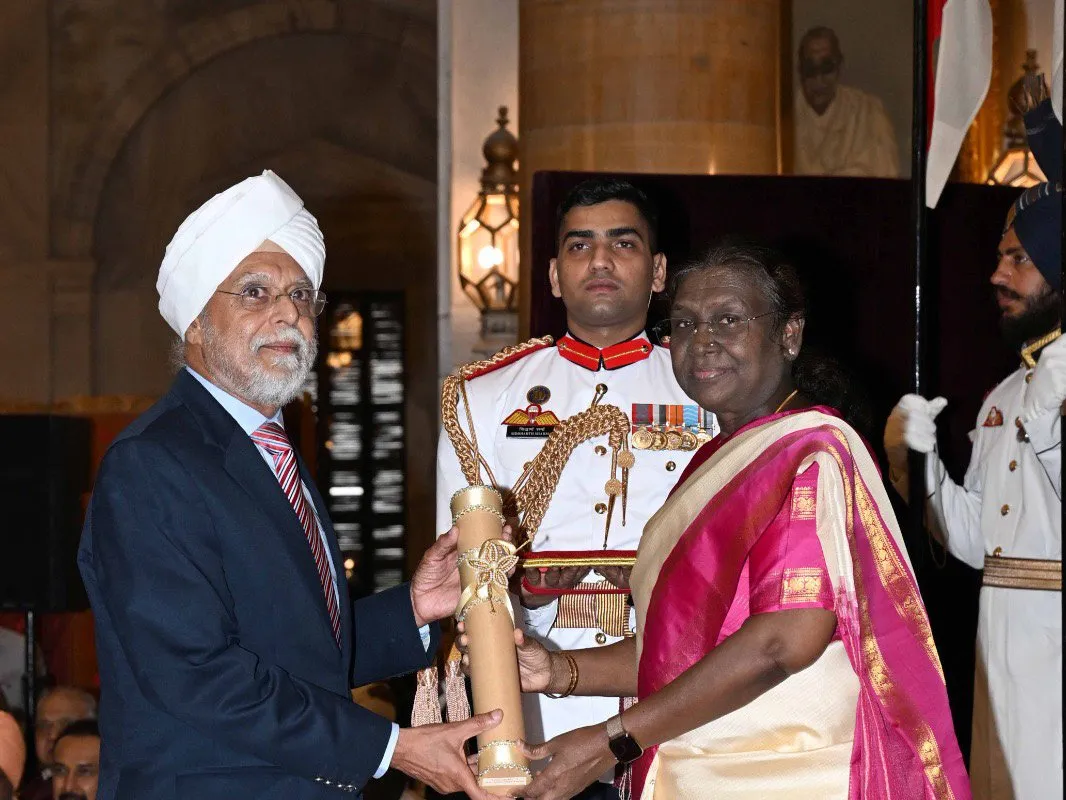 President Droupadi Murmu presenting the Padma Vibhushan to Jagdish Singh Khehar at Rashtrapati Bhavan