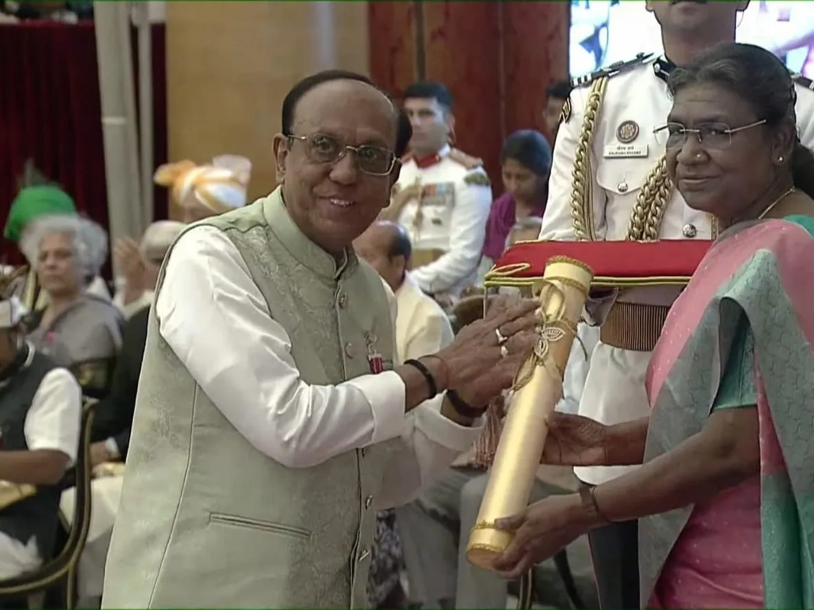 President Droupadi Murmu presenting the Padma Shri to Ritwik Sanyal at Rashtrapati Bhavan, 2023