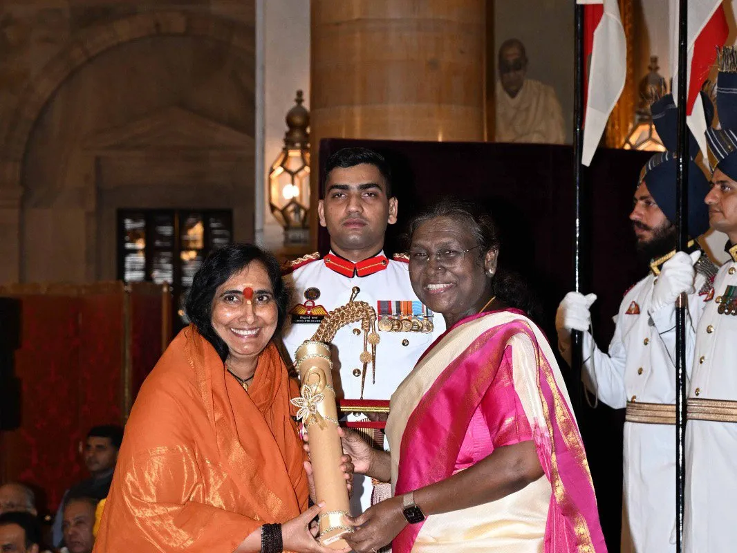 President Droupadi Murmu presenting the Padma Bhushan to Sadhvi Ritambhara at Rashtrapati Bhavan