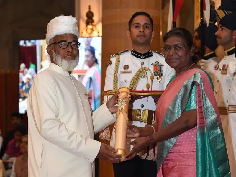 President Droupadi Murmu presenting the Padma Shri to Shah Rasheed Ahmed Quadri at Rashtrapati Bhavan, 2023