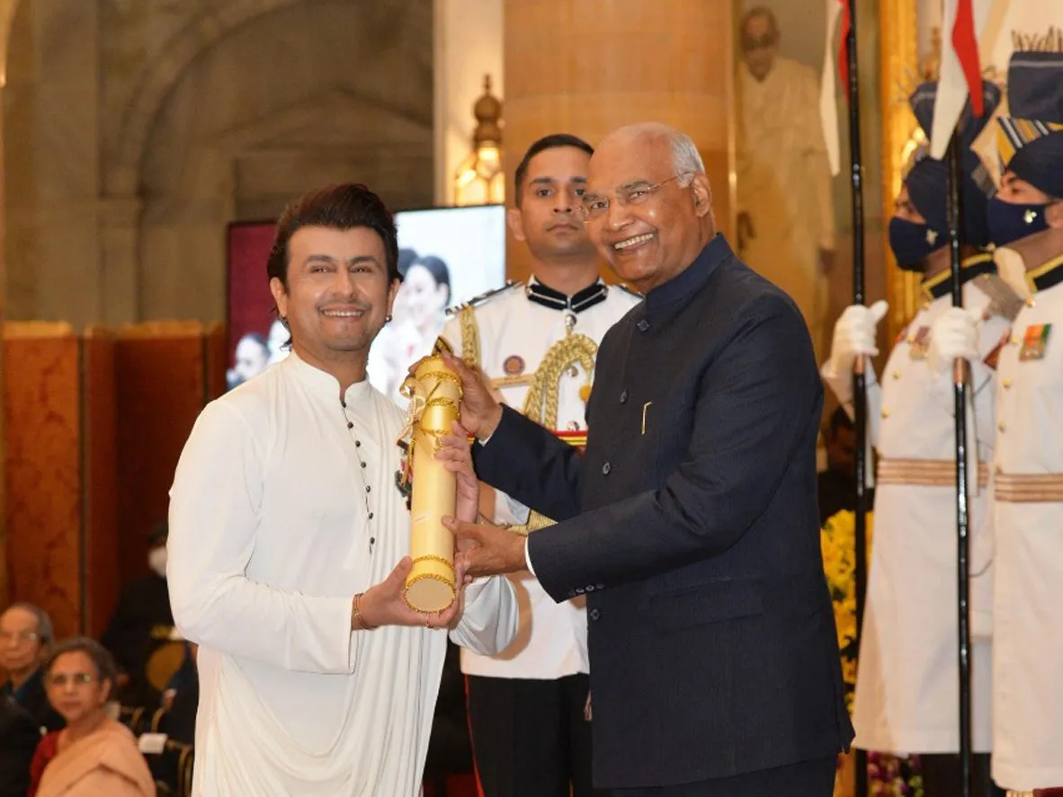President Ram Nath Kovind presenting the Padma Shri to Sonu Nigam at Rashtrapati Bhavan, 2022