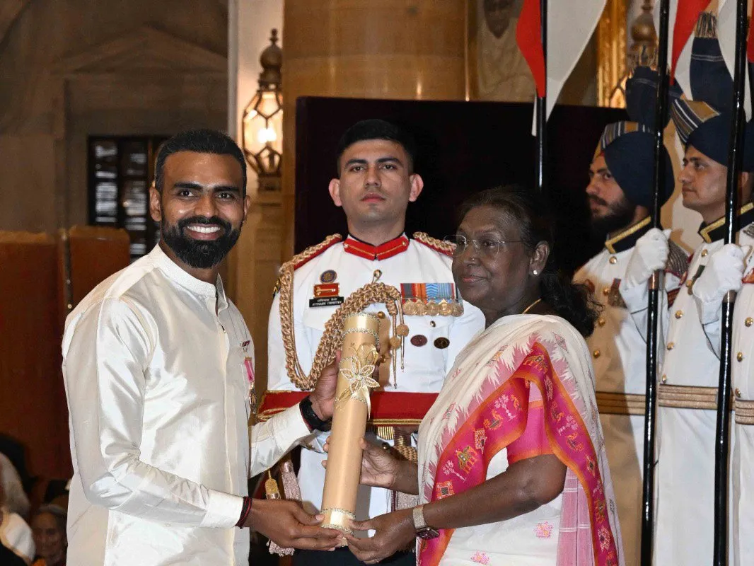 President Droupadi Murmu presenting the Padma Bhushan to P.R. Sreejesh at Rashtrapati Bhavan