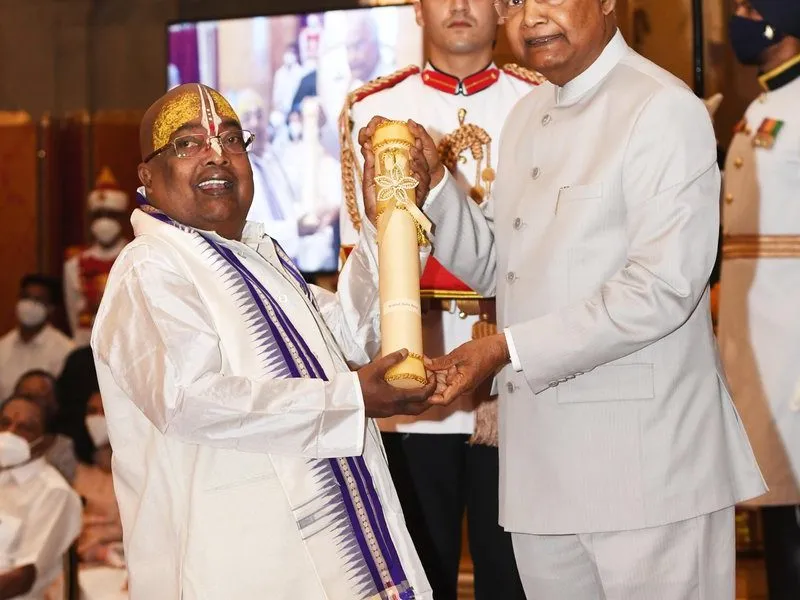 President Ram Nath Kovind presenting the Padma Shri to Srimad Baba Balia at Rashtrapati Bhavan, 2022