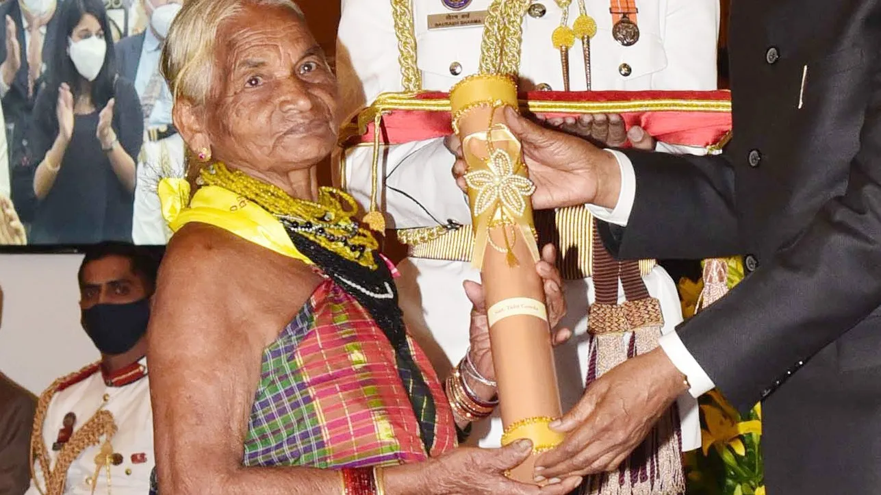 Tulsi Gowda, in a traditional Halakki sari and bead necklaces, receiving the Padma Shri from the President at Rashtrapati Bhavan