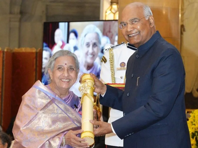 President Ram Nath Kovind presenting the Padma Shri to Vidya Vindu Singh at Rashtrapati Bhavan, 2022