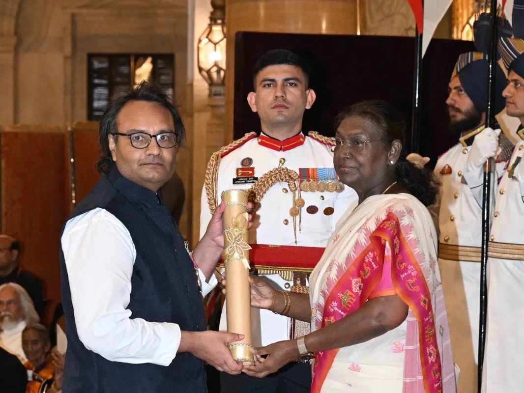 President Droupadi Murmu presenting the Padma Shri to Vinayak Lohani at Rashtrapati Bhavan